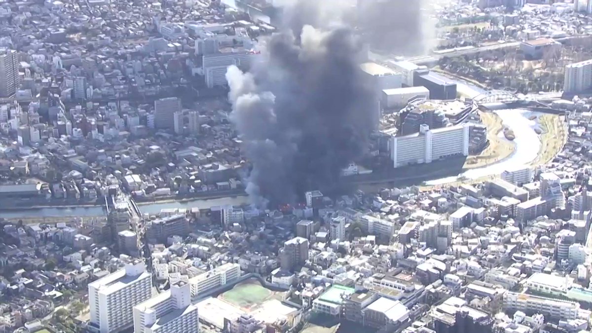 Токио стар одесса пожар. Небоскреб в японии во время землетрясения. Токио трясет. Город в огне апокалипсис. Замок сюри окинава пожар.
