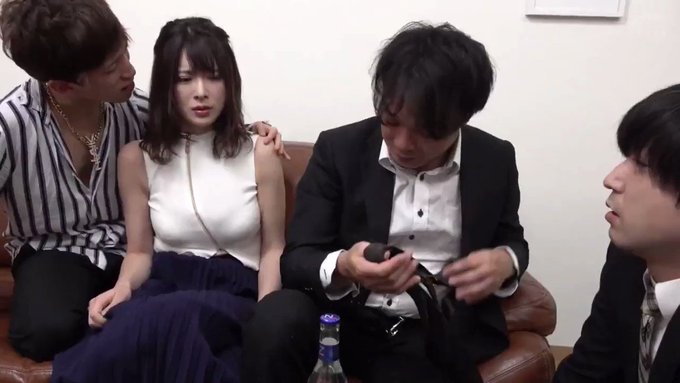 ローンで家を購入したばかりの新婚夫婦、その家にソウタの上司で社長の息子でもある海馬が部下を率いてやって来る。「なんでこんな狭い家買ったの？俺に相談してくれたらもっとイイ家買えたのにw」と散々悪口。ソウタに買い出しに行かたその隙にほのかを襲う。かつてないほど胸糞悪い寝取られ展開！ https://t.co/y1RzorLg80