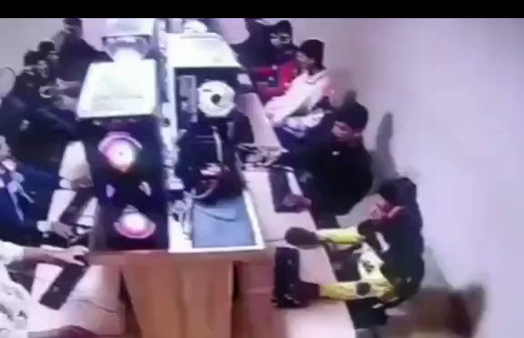 تويتر \ إياد الحمود على تويتر: "كاميرا مراقبة داخل مقهى إنترنت في  أوزباكستان وثّقت لحظة اكتشاف أب وجود ابنه في المقهى صباحاً يستمتع بألعاب  الفيديو بدلاً من ذهابه للمدرسة فضربه ثم سحبه
