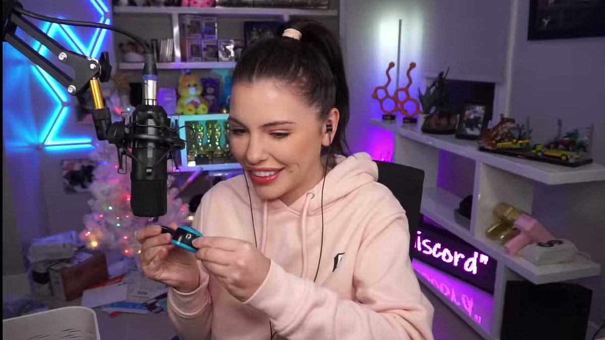 Adriana Chechik on Twitter: &ldquo;Clip 8&rdquo;