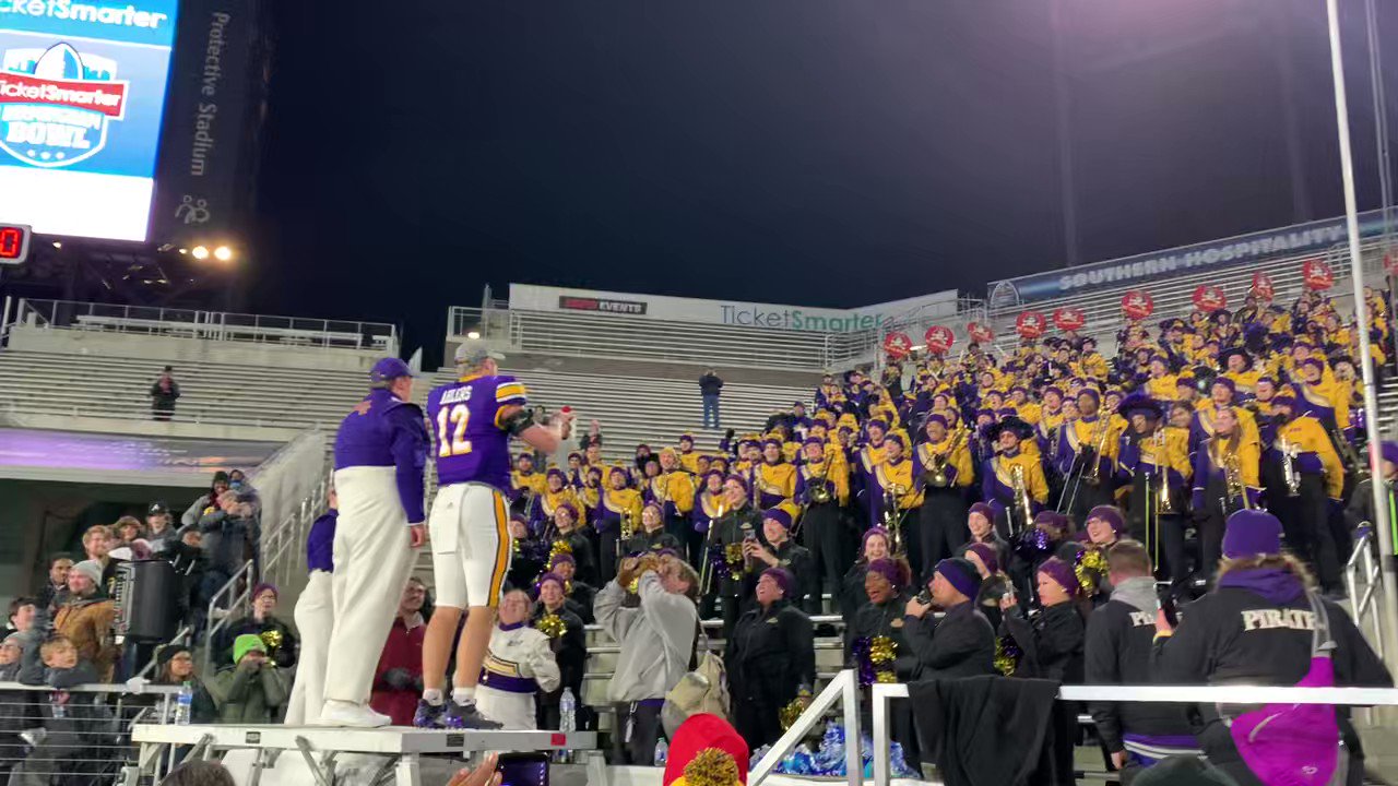Stephen Igoe on Twitter "Holton Ahlers leads the fight song after his