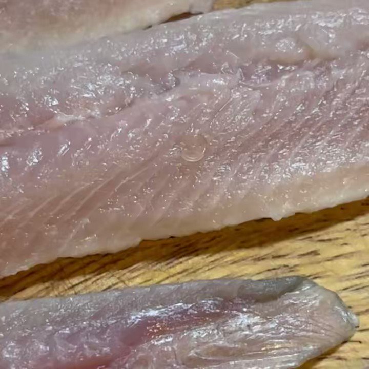 ブラックライトが大活躍！？小骨とアニサキスの見つけ方。