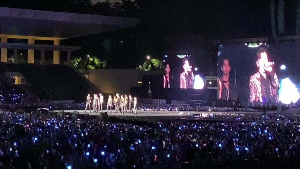 [閒聊] 在狂風暴雨中開演唱會的SEVENTEEN