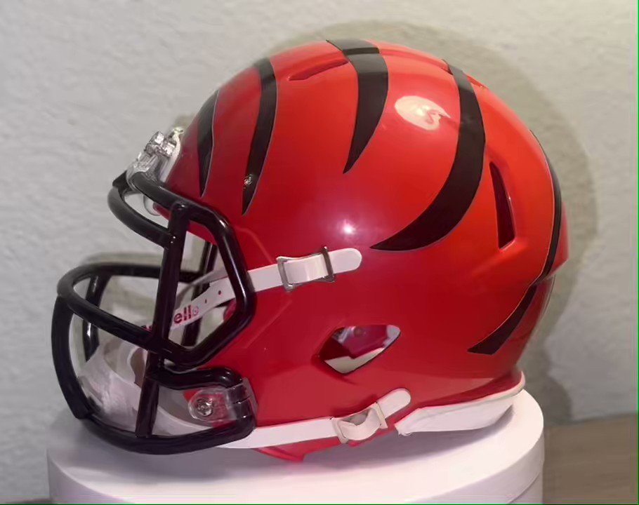 Matthewson’s Mini Helmets (mm_helmets) / Twitter