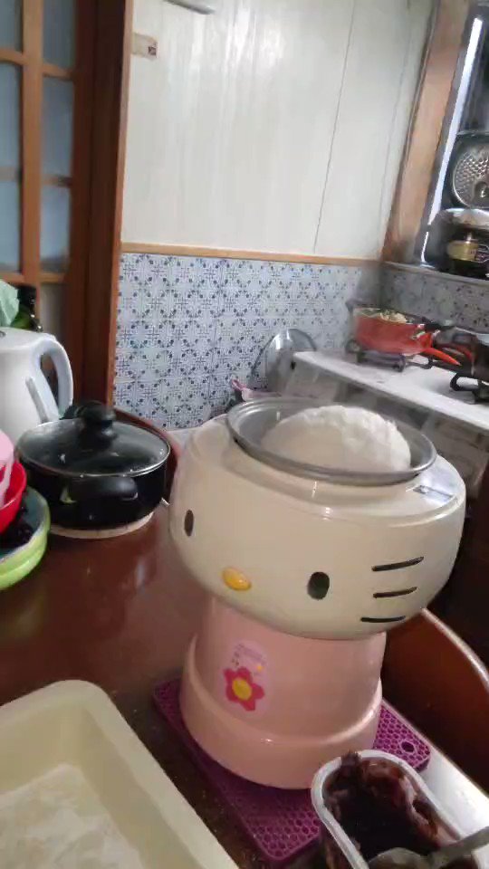 キティちゃんも脳みそフル回転？往年の餅つき機！
