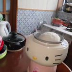 キティちゃんも脳みそフル回転？往年の餅つき機!