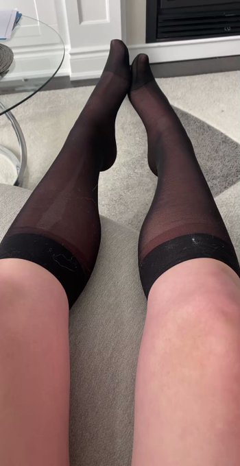 One way to put your shoes on. 😉 i like ‘em, do u? #kneehighs #blacknylons #hosieryblogger https://t.