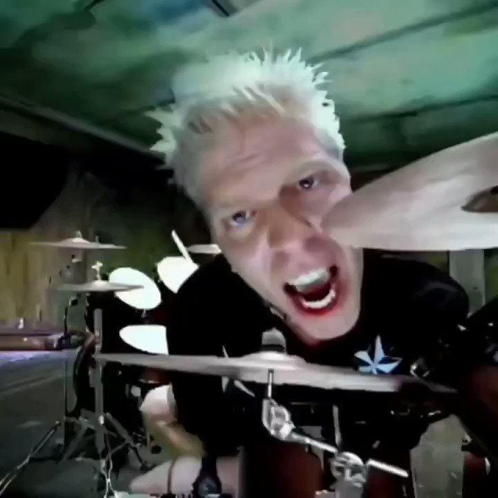 Happy Bday Dexter Holland vocalista de la banda   