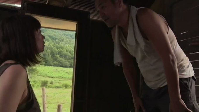 旅の途中、夫が重い病にかかり医者に診てもらわねばならない…が、ここは田舎道、簡単に人は見つかりそうにない。
すると段々と近づいているバイクの音が聞こえる。しばらくすると男が一人バイクに跨っていた。妻は事の次第を男に伝えると…。 https://t.co/NoJ11yQxKs