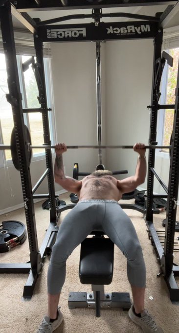 Let’s start the new year out right!  Are we working out or no? #goals https://t.co/dg57h2ZBhb