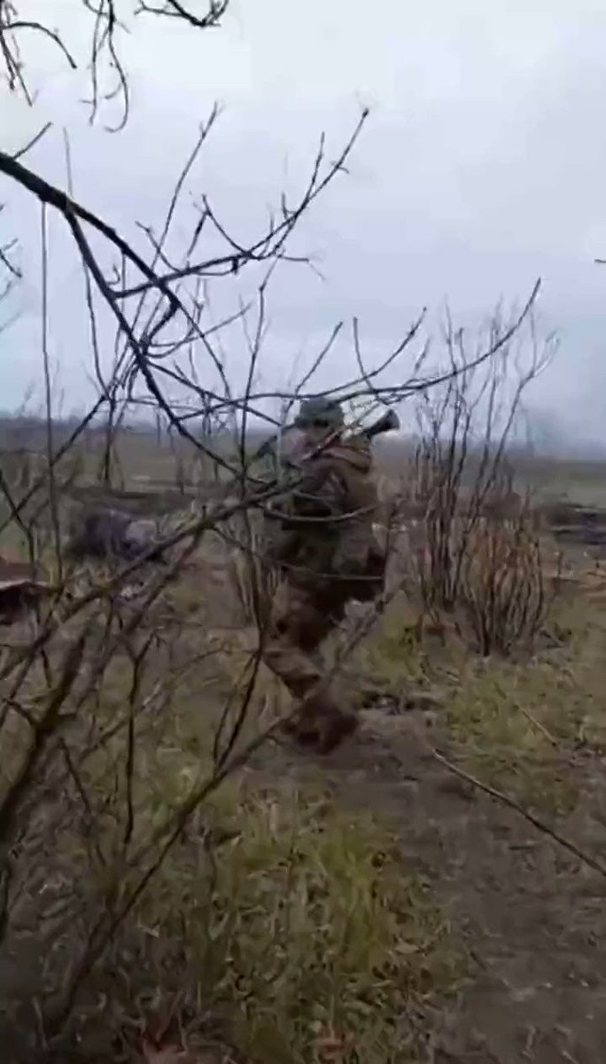 #Ukrainian soldier firing RPG at #russian invaders doesn't flinch while under fire. #HeroyamSlava https://t.co/4kcqUwn3Ad