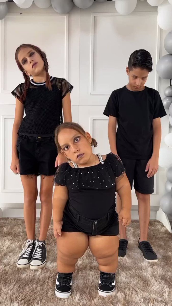 MC Divertida dançou com a Wandinha em câmera lenta - #shorts em 2023