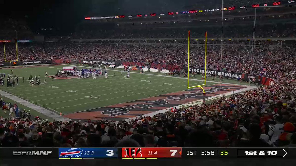 Ivory Hecker on Twitter "Wow😰🙏🏼 Game suspended after Bills player falls back and collapses