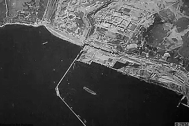 RAFによるブレスト港Uボートブンカーへの爆撃。時期は４４年８月。地上戦はファレーズ戦が行われている頃。地上軍のフランス解放が順調に行けば無力化可能な場所ではある物の、より物資輸送が滞りなく行えるよう、海上兵站路の安全確保と、地上軍が西進に注力出来るようにする為の作戦でしょうね。 