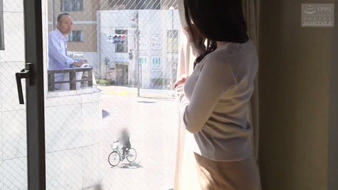 マンションの向いに住む男。
窓越しに目があった人妻。

暫くするとインターホンが鳴り響く。玄関を開ける人妻。

互いに求め合う両者は惹かれ合い、人妻は家の中に招き入れる。

そして唇を重ねた両者は関を切ったように性欲が体中を満たしていく。

もう止まらない…こうなってしまっては…。 https://t.co/T3L89FOksL