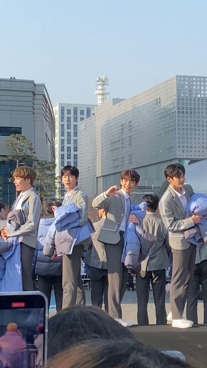 DongGun lookin 4 boys moots / Twitter