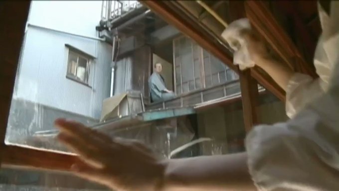 縁側の窓を掃除する家政婦。
二階からそれを眺める家の主。

主が一階の廊下に佇み家政婦手招く。

家政婦が主人の下に向かうと…主人はいきり立つ肉棒を露わにしていた。

家政婦は桶を用いて主人の肉棒を優しく洗い始めた…。

どうやらこれは日常のようだ。 https://t.co/C9K28vKk63