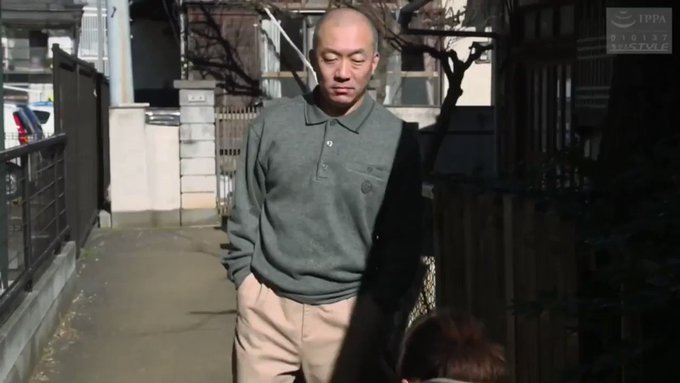 ある日近所の男に無理矢理に体の関係を迫られた人妻。

朝、ゴミ置き場で会ってしまった。

男は問いかける…「俺のこと忘れられないでしょ？」

そして人妻の手を取り自宅へ連れ込んでしまうが…人妻も満更ではなかった。 https://t.co/aIfqiDXkDL