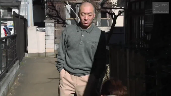 ある日近所の男に無理矢理に体の関係を迫られた人妻。 朝、ゴミ置き場で会ってしまった。 男は問いかける…「俺のこと忘れられないでしょ？」 そして人妻の手を取り自宅へ連れ込んでしまうが…人妻も満更ではなかった。