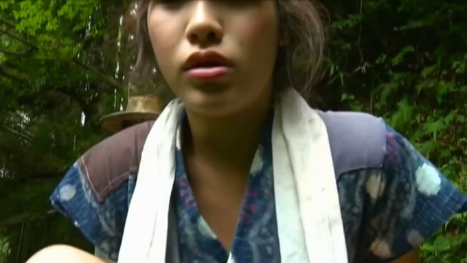 山中で用を足す女。

背後から人影が…。

男である。

口を塞がれ茂みに引きずり込まれていく…。 https://t.co/0grFcyv3oB