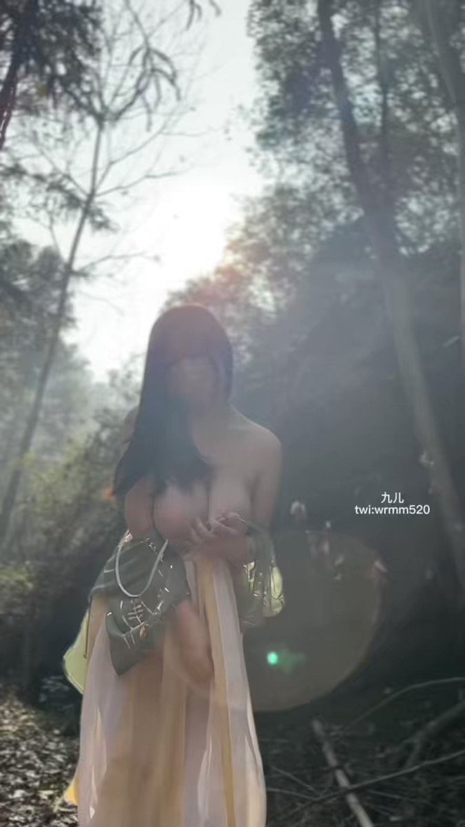야외노출을 즐기는 젖소녀