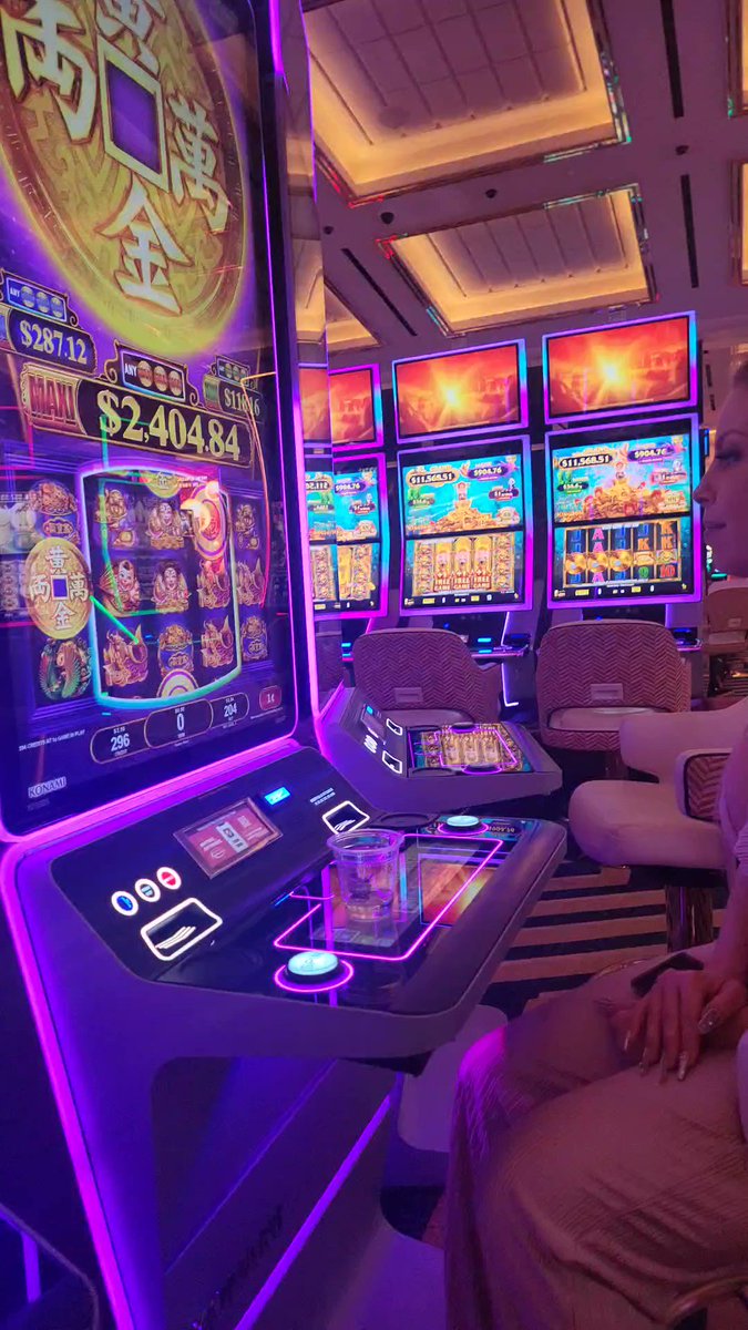 Britney Amber On Twitter Playing The Slots 🎰