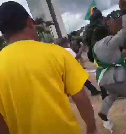 Read more about the article Brasilia, Brazil: A mounted officer was attacked outside the Brazilian congress