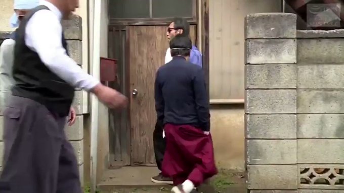 美人女性が自ら鳶職人達とアパート中に入り、輪〇される衝撃動画…。 https://t.co/iwlTL5wyF2