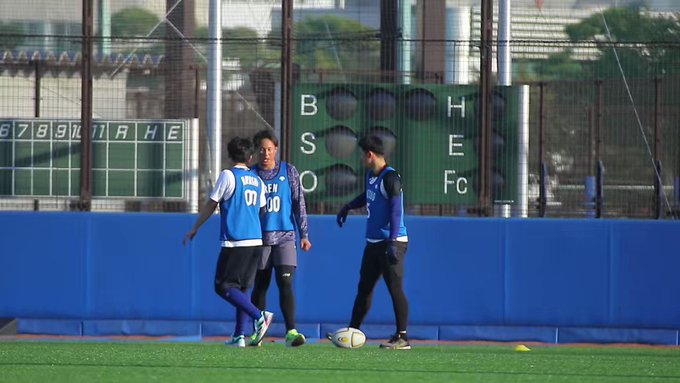 横浜DeNAベイスターズ デサント プラクティスフーディー
