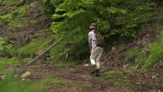 自らの体を兵士たちに捧げ国境を超えることができた女。

ひたすらに山道を歩く…が、体は重くなり、遂には倒れてしまう。 

その時であった… 偶然にもリアカーを引き山道を行く男が彼女を救ってくれたのだが…。

男が要求したのは…。 https://t.co/tAUgvXJ2h5