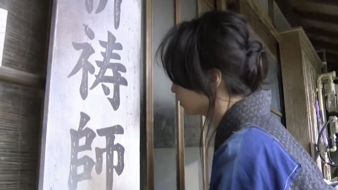 とある村。

体に取りついた悪霊を祓う祈祷師がいた…。何でもお狐様の力を授かっていると言う。

ある日のこと。
一人の村の女が祈祷師を頼り、お祓いに来ていた。

そして祈祷師による祈祷が始まるのだが…。 https://t.co/0r8WtGRmXv