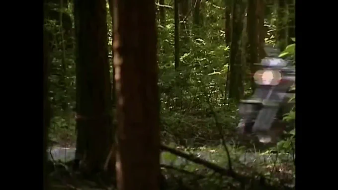 戦地を訪れた男女が二人。 バイクで山道を走るも途中で壊れてしまい徒歩で川べりまで行き、ここでキャンプを張ることに…。 ふたりは川の水で体を洗い流し、そしてテントへ。 ふたりは欲情したのかテント内で情事にふけってしまう。 女の喘ぎ声がこだまする山中に何やら怪しげな人影が…。