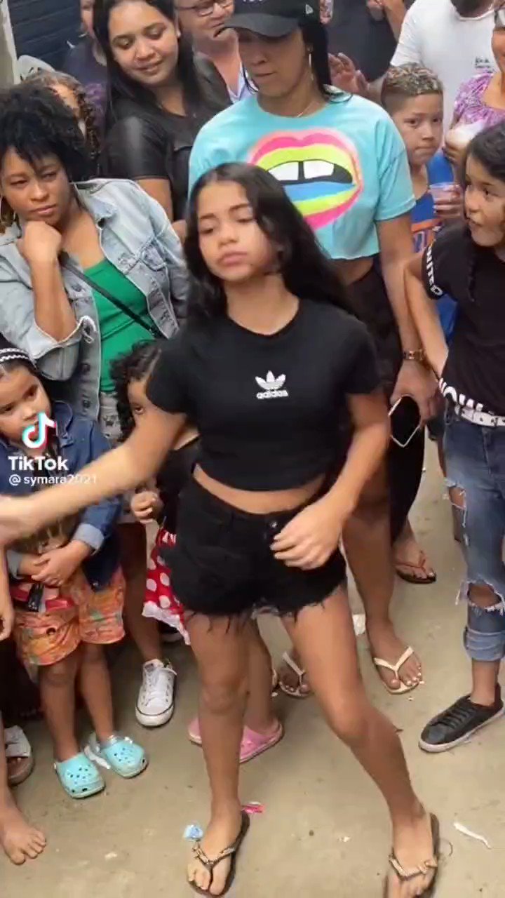 acervitzy on Twitter: "querida menina de top e short preto dos video
