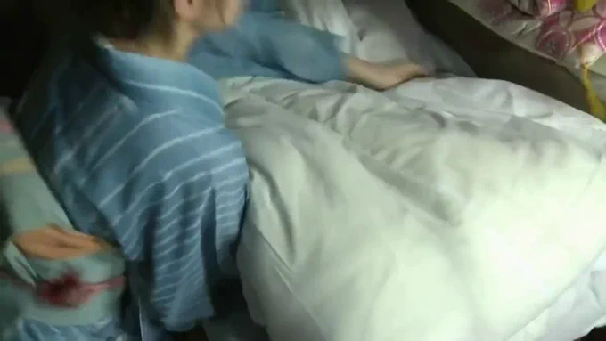 旅館の中居として働く女。 背後に忍び寄る支配人の男。 すると男はいきり立つ肉棒を女に見せつけると、近くの布団に押し倒し、着物を捲り上げる。 露出する蜜壺…。 すると男は夢中で舐めまわし始めた…。