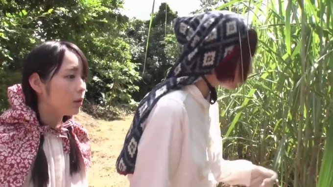 終戦直後。

姉妹は食べ物を探し彷徨っていた…。

暫く歩くと、目の前にはサトウキビ畑。人目を盗みこっそりと畑に入っていった。

しかし、そこには罠が仕掛けられていた。

そんなことは知らずに近づき、罠に掛ってしまう姉妹。

果たして姉妹の運命は…。 https://t.co/LUwJd6mpij