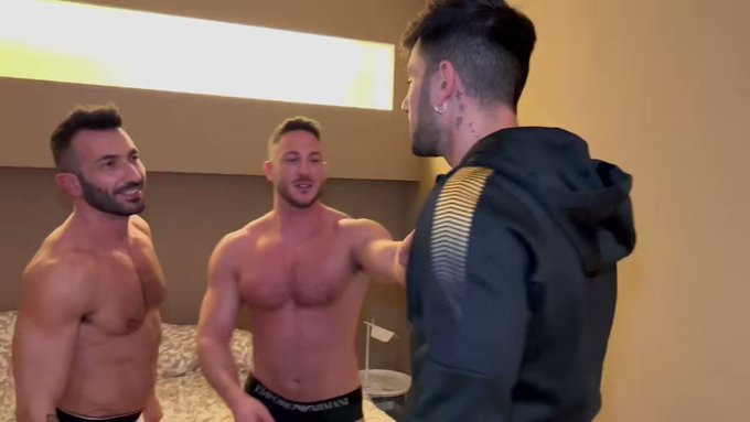 Straight @andreacoletti12 interrupts @TheRealAlexPalm and @IAMJOHNNYVIPER smooching together and BAM?