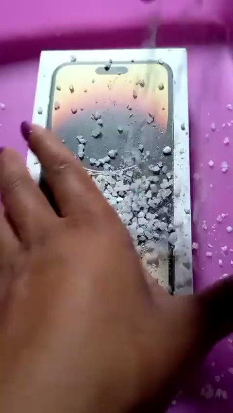 BuzzFeed Brasil on X: Uma querida jogando sal grosso no seu celular novo   / X