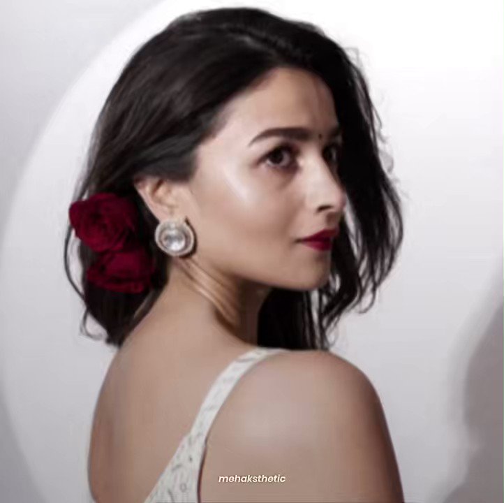 Happy birthday to the most talented and prettiest woman ever,Alia bhatt <3

