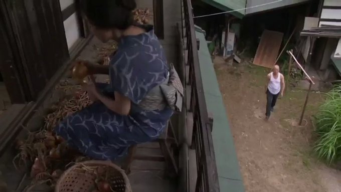 突然、実家にやって来た義理の弟。
夫の話では、刑期を終え出所してきたが、行く宛もなく職もないとのこと…。
弟思いの兄は実家に住まわせ、職も見つけてやると言う。
しかし、この弟。
ちゃっかり義理の姉を寝取っていた…。
兄はそんなことは知る由もなかった…。 https://t.co/FTKpGlw25g