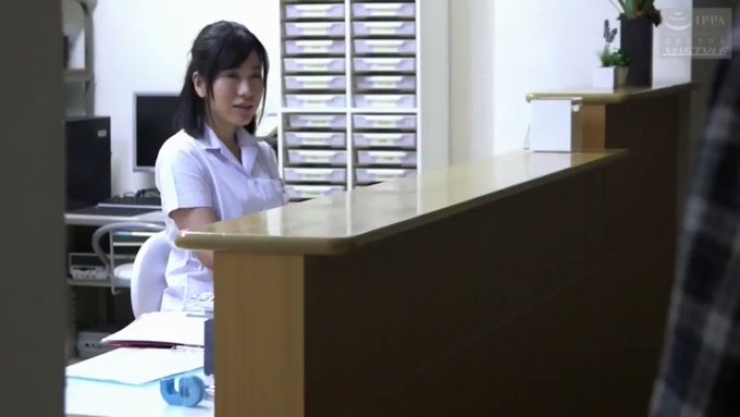 看護師として仕事と家庭の両立に頑張る人妻は、その疲れからか、旦那との夜の営みは、久しくなかった。

そんなことが続く毎日。
日に日に募るばかりのストレスと性欲…。

そして、人妻は禁断の関係に足を踏み入れる…。 https://t.co/OAosuFdLaQ