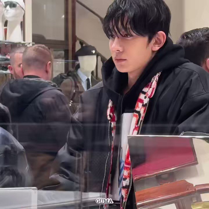 on Twitter: "heeseung speaking english to the Prada employees while