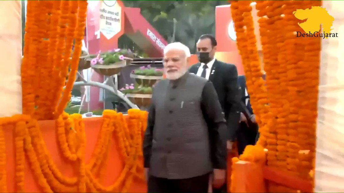 deshgujarat-on-twitter-watch-prime-minister-narendra-modi-arrives