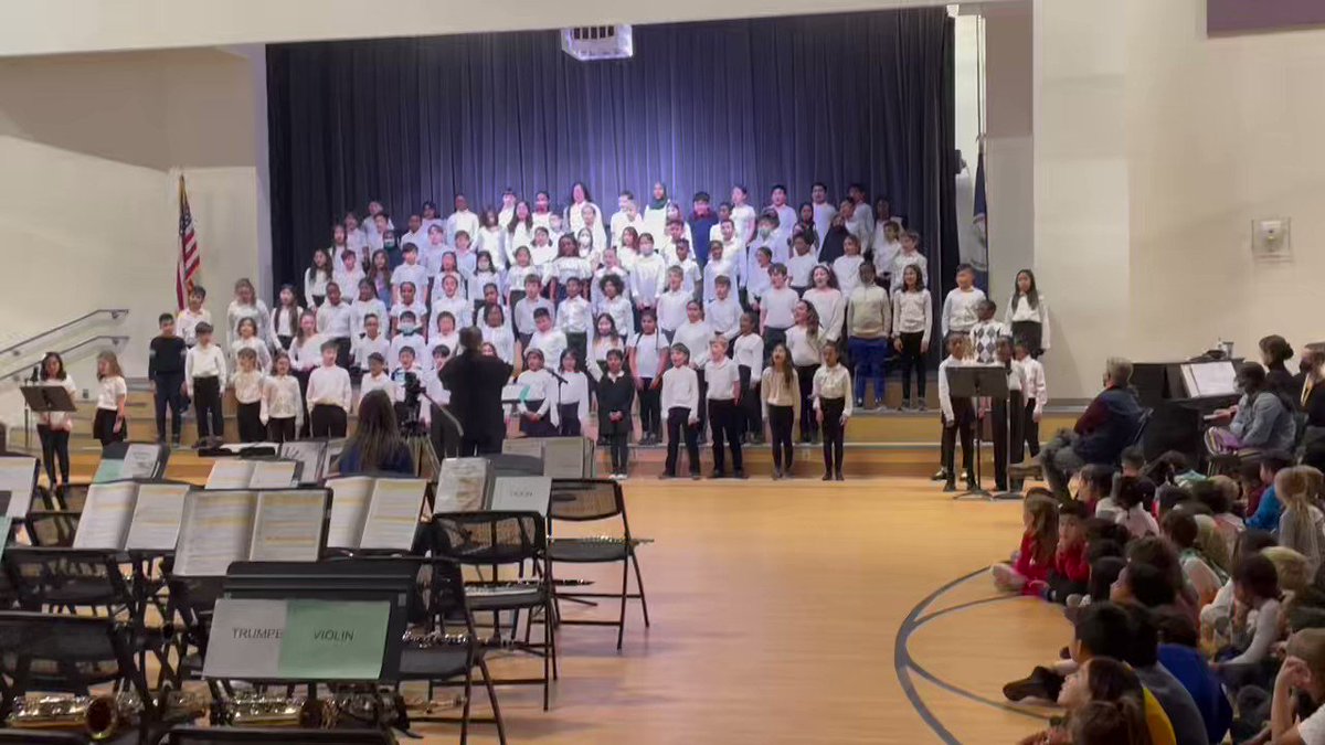 La tradition continue… chaque élève de 4e année de l' ATS chante dans le chœur et joue dans le groupe / orchestre