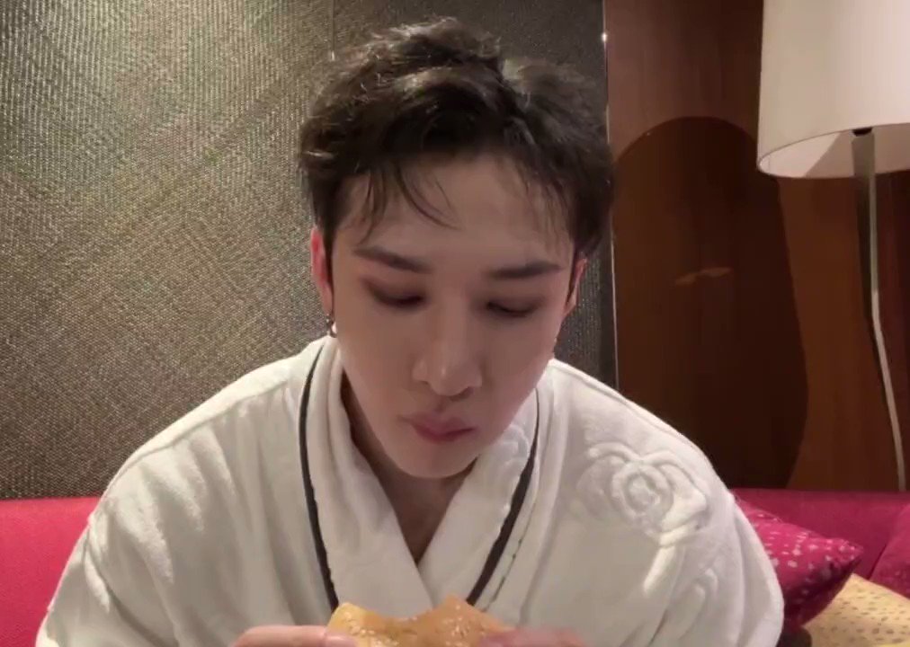on-twitter-bang-chan-having-a-breakdown-over-a-piece-of