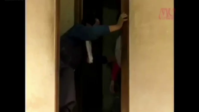 手を引かれながら部屋の中へ連れてこられた女は、男達の工事現場で、ひとり働く女。 女は時々仕事終わりに部屋へ連れ込まれては、男達の相手をしているようだ…。 今日も汗にまみれた男臭い肉棒を咥え込み…そして突き立てられ、濃厚な白濁液にまみれるのだった…。