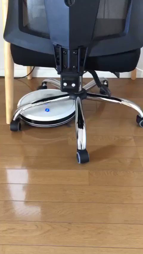 とっても切なそう！2度と出てこられなくなったロボット掃除機！