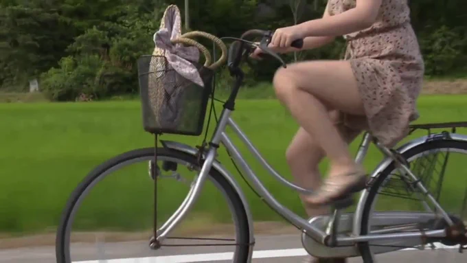 自転車で颯爽と道を行く人妻。 急いでいる様子だ。 少し進むと山道へ入って行く。 目の前には一人の男。 逢引きである。 二人は、逢った途端口付けを交わし舌を絡ませていく…。 そして小屋に入り、更に互いを慰めていく。 …しかし、その傍らの木陰に一人の男が佇んていた。