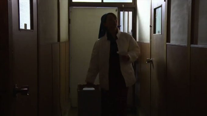 ボロいアパートに蕎麦の配達にやって来た人妻。
目線を左右に動かし、目当ての部屋を探している。

動きが止まった。

どうやらこの部屋である。

戸を叩くと奥から野太い声が聞こえ男が現れた。

人妻は驚きと怒りが混在する気持ちになった。

何故なら、その男は見覚えのある男だったからだ…。 https://t.co/IM5ALQvIrK