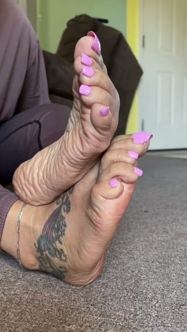 Nite nite ! A wrinkled soles tease ! 🤭. #softwrinkledsoles #subscribe #onlyfans #feetvideos #footcontent
