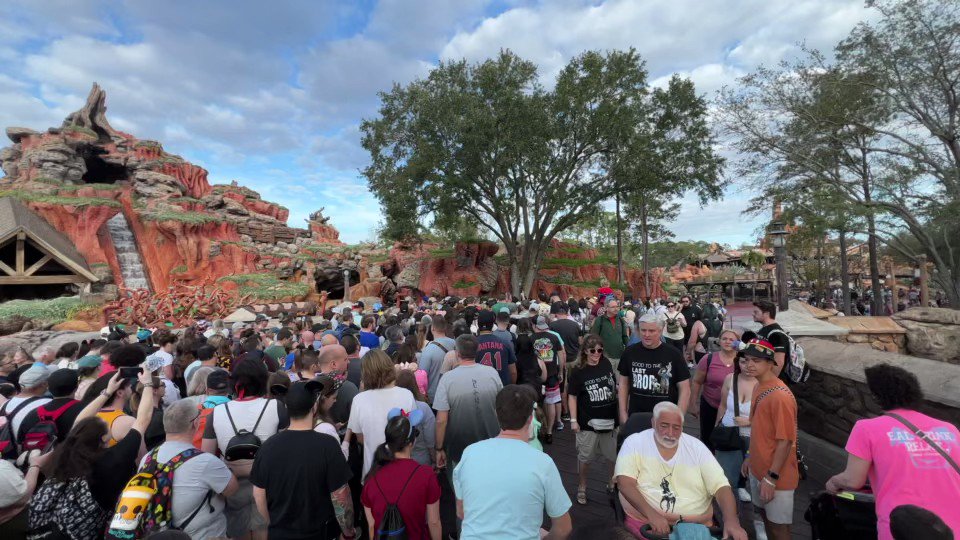 Def Noodles on Twitter "Splash Mountain hits 3hour wait on final day